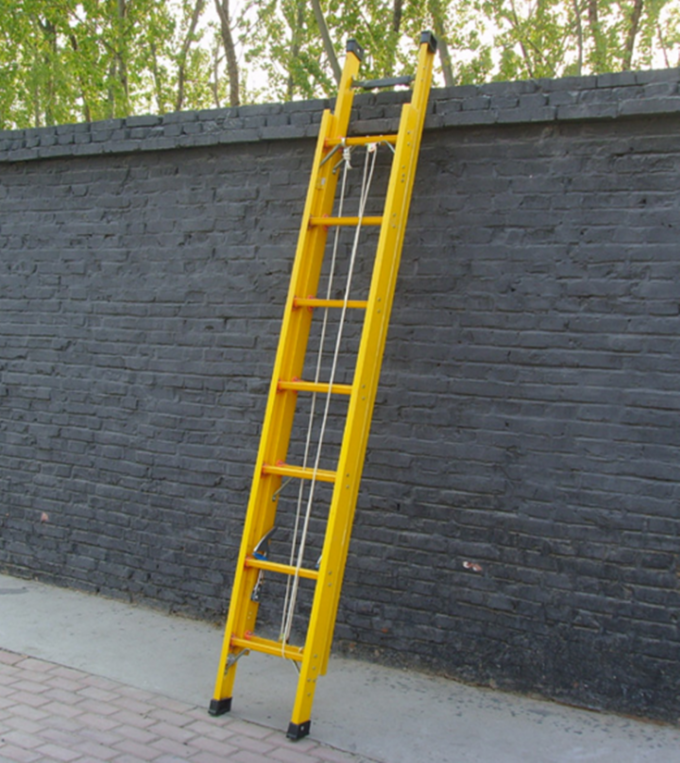 A segurança pessoal da construção do poder utiliza ferramentas a escada de extensão da fibra de vidro da isolação